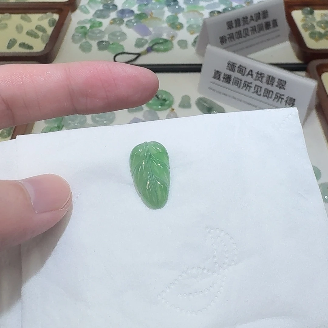 翡翠未镶嵌颈饰如意