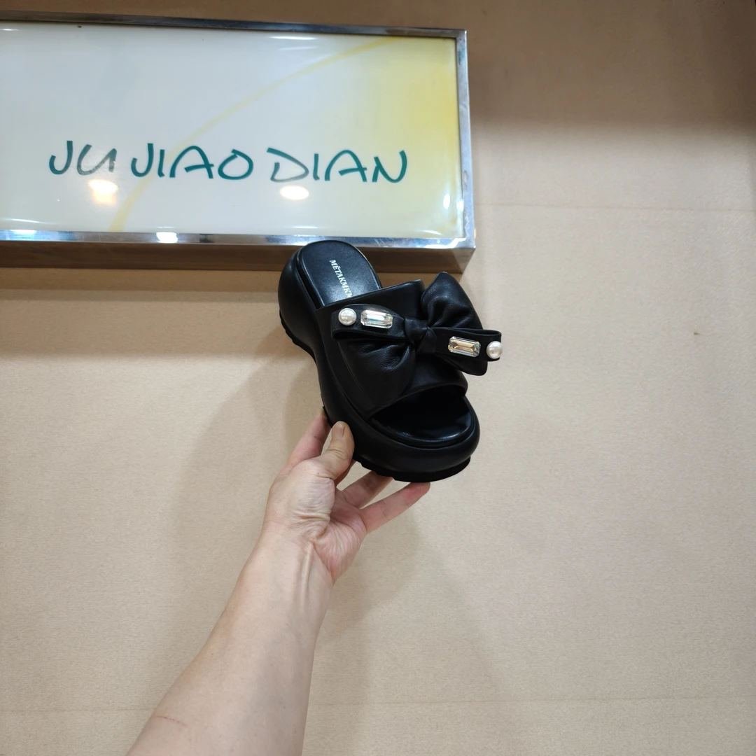 欧货厚底真皮凉拖鞋女2025夏新款水钻蝴蝶结一字外穿时尚拖鞋8cm