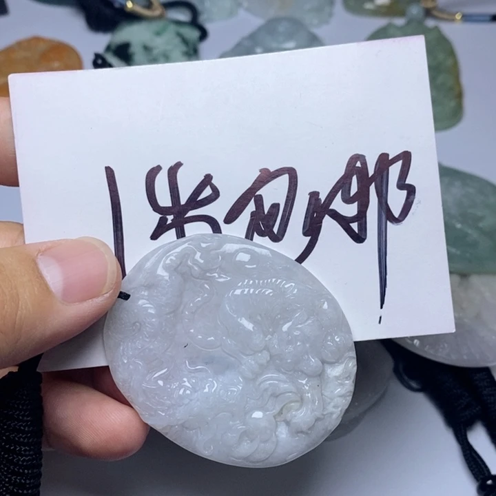 颈饰未镶嵌翡翠大****?翡翠