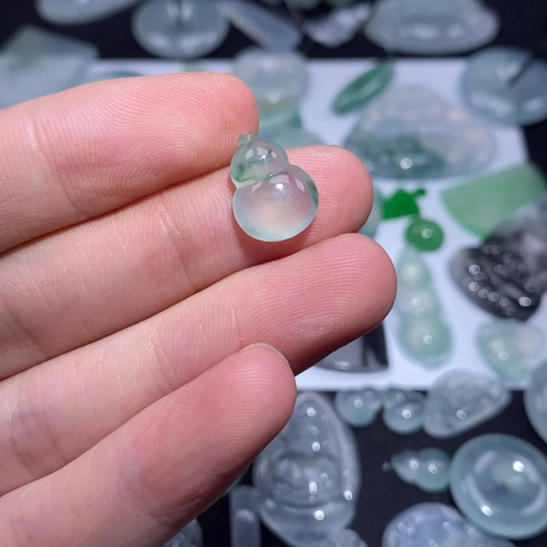 翡翠未镶嵌颈饰葫芦