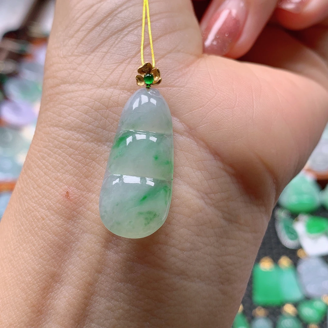 缅甸天然A货翡翠，冰飘花福豆，编号233/926.尺寸28.3-13-4.7