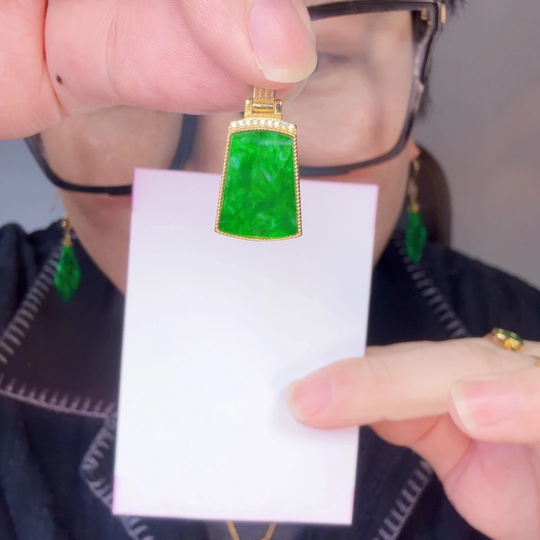 翡翠未镶嵌颈饰一件