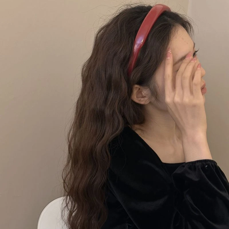 超显白漆皮正红高饱和皮面酒红色新年过年高级感发箍女本命年发饰