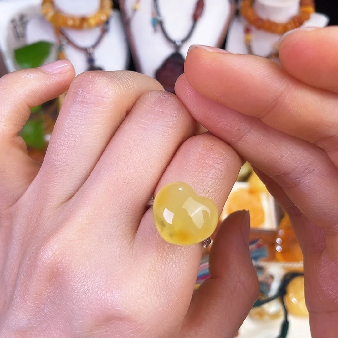 未镶嵌琥珀珠宝奇石。