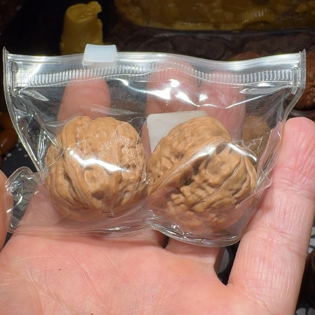 文玩核桃把件大**。血舍利