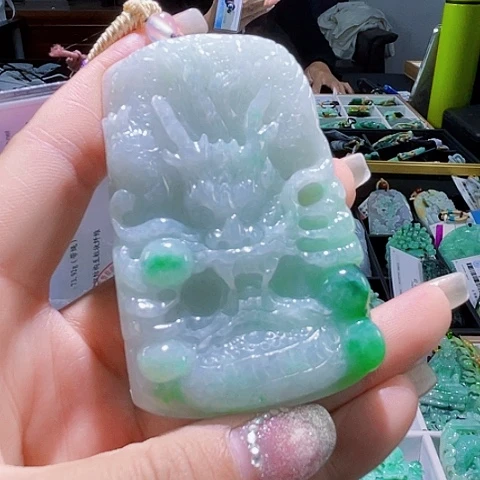 翡翠未镶嵌颈饰一个