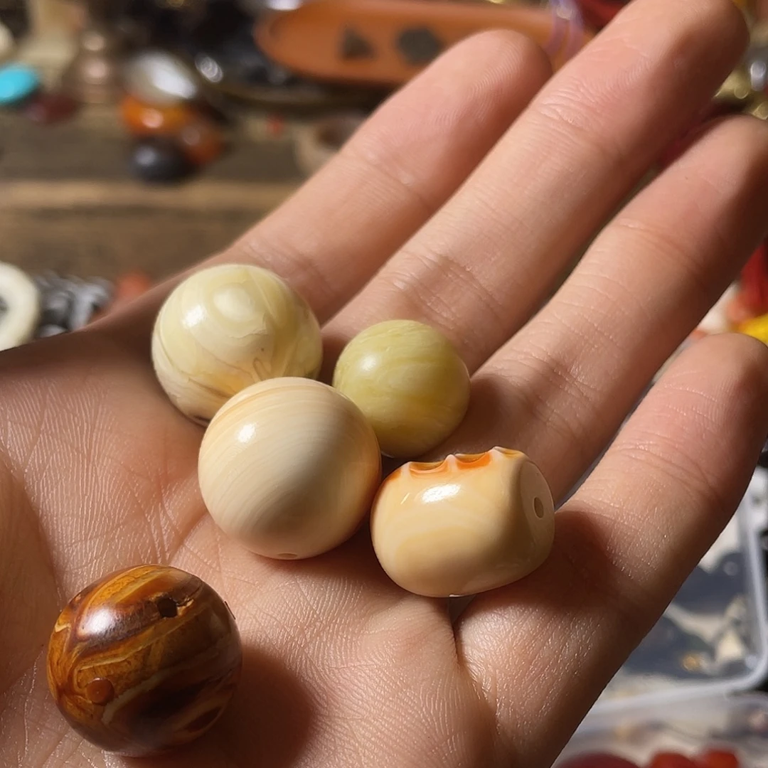 麦***佑桃核吊坠珠子的颜色