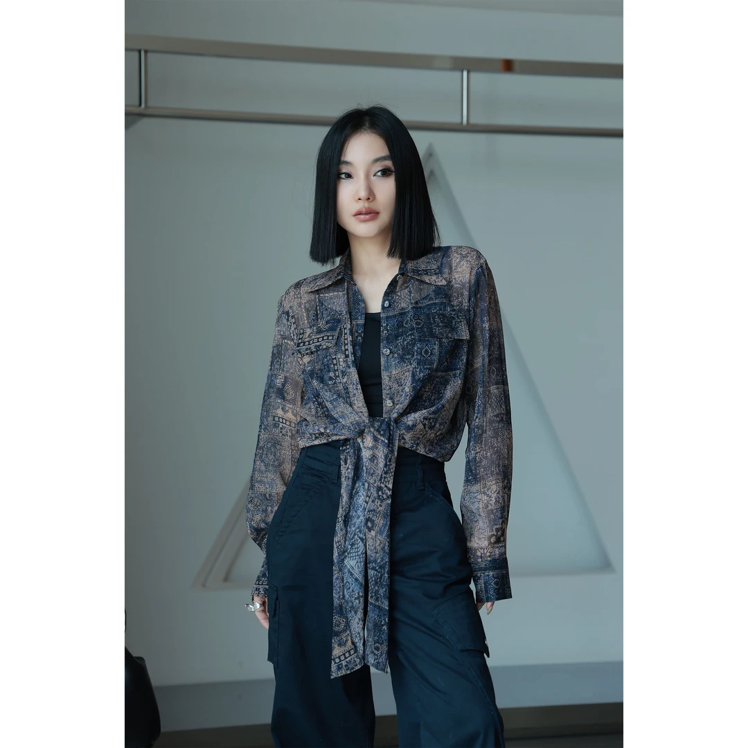 【妙妙精选】HUANGNAJI青花引-时尚气质桑蚕丝印花系带上衣5516