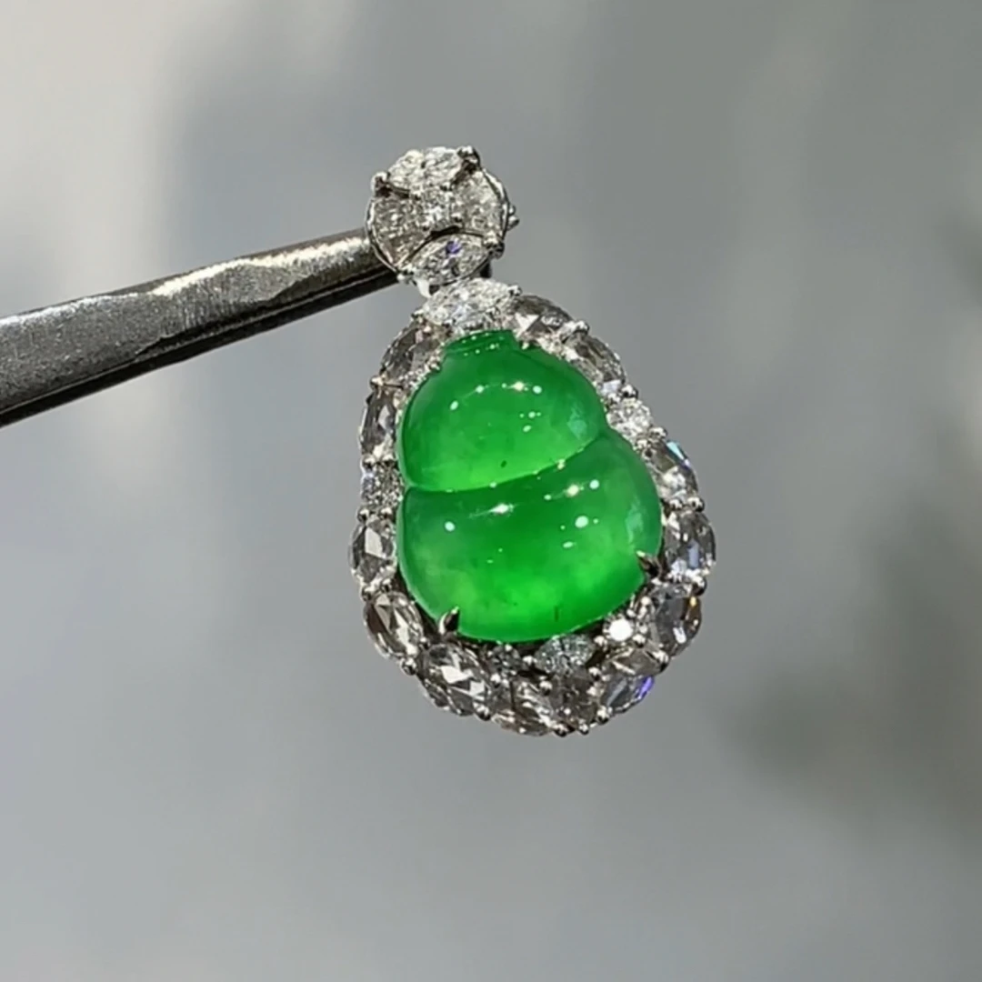 翡翠葫芦，色标阳绿炸光葫芦吊坠，18k金镶嵌