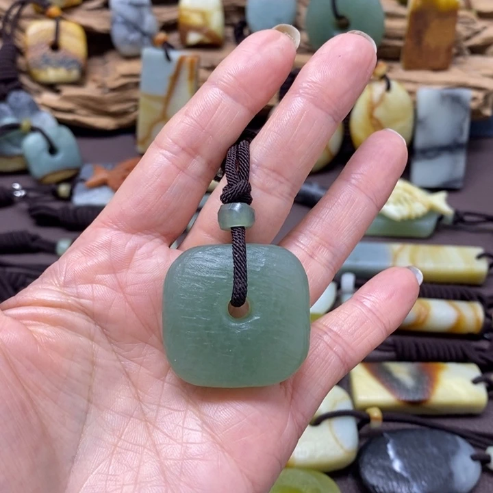 美***初蛇纹石玉未镶嵌颈饰