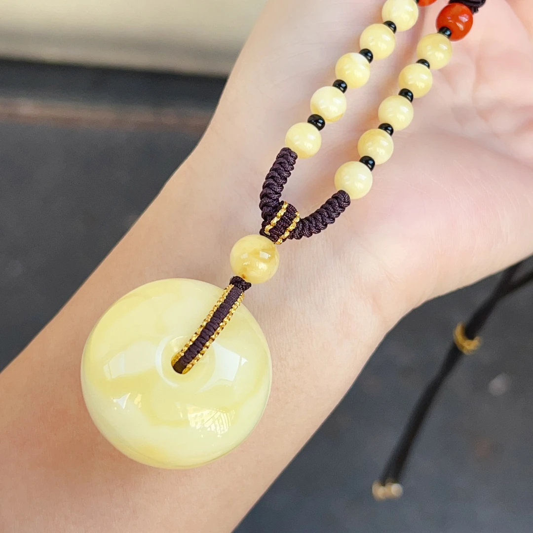 满蜡浓白蜡蜜蜡平安扣吊坠，器形饱满，18.1克，尺寸33.4*23.5mm