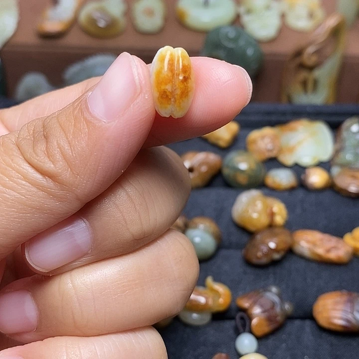 自***王岫岩河磨玉（透闪石质玉）未镶嵌颈饰