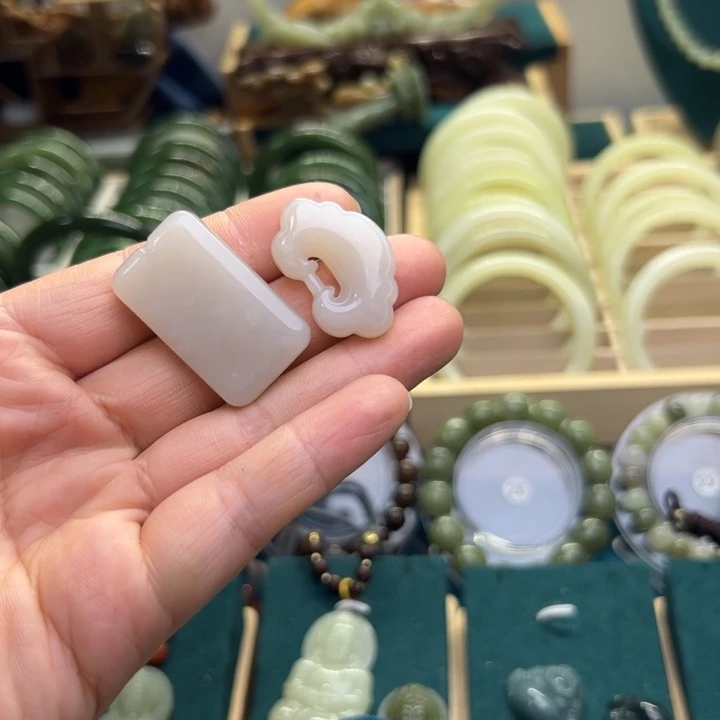 和田玉颈饰未镶嵌梦****?藕粉吊坠