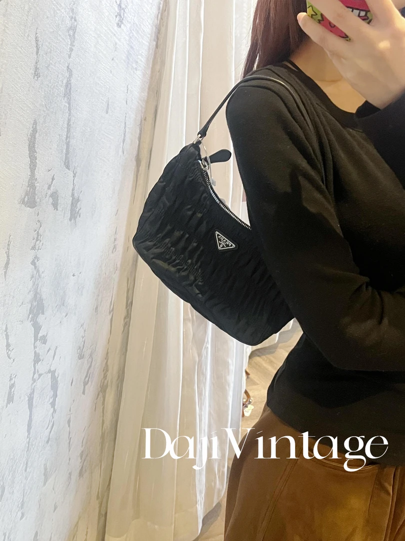 95新 Prada/普拉达 大吉一店/Prada普拉达黑银褶皱hobo单肩包