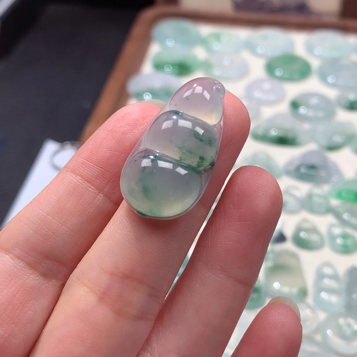 翡翠未镶嵌颈饰冰种飘花福豆