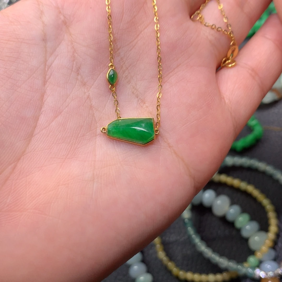 猴***_翡翠18K金镶嵌颈饰翡翠