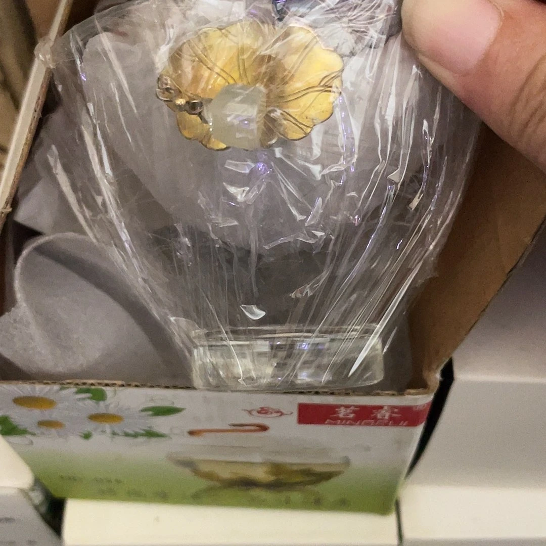 搪瓷杯子里还有很多东西