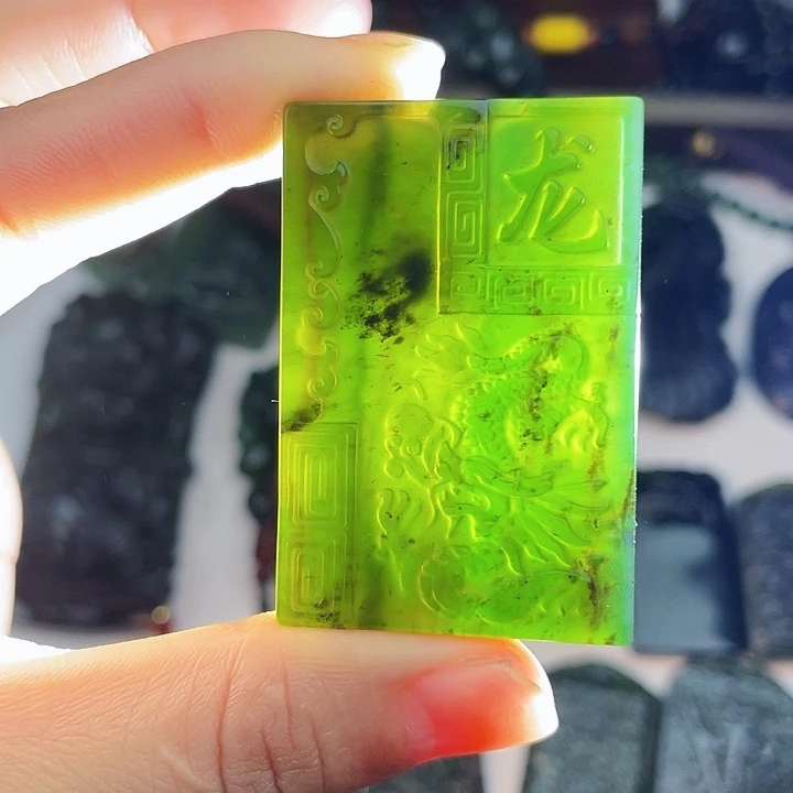 蛇纹石玉未镶嵌挂件泰山玉龙牌