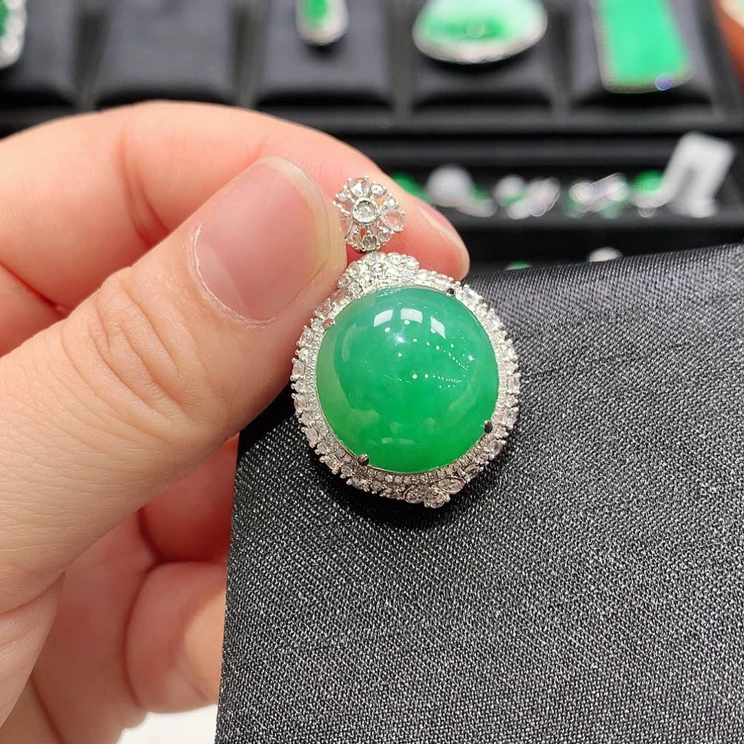 翡翠18K金镶嵌颈饰蛋面