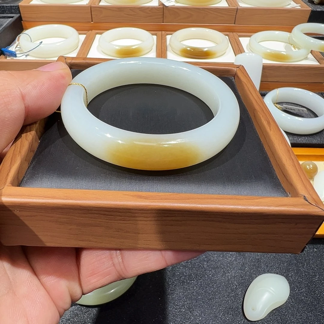 无***神和田玉未镶嵌手镯