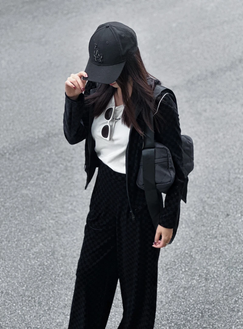 换品牌撤柜商品不退换（介意勿拍）丝绒连帽外套455432拍下送围巾