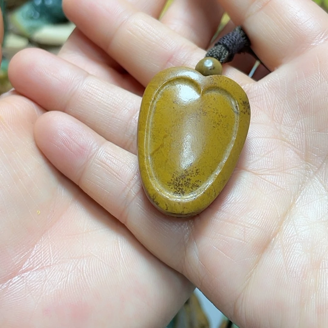 【闪购商品】未镶嵌岫岩河磨玉（透闪石质玉）把件刚**?