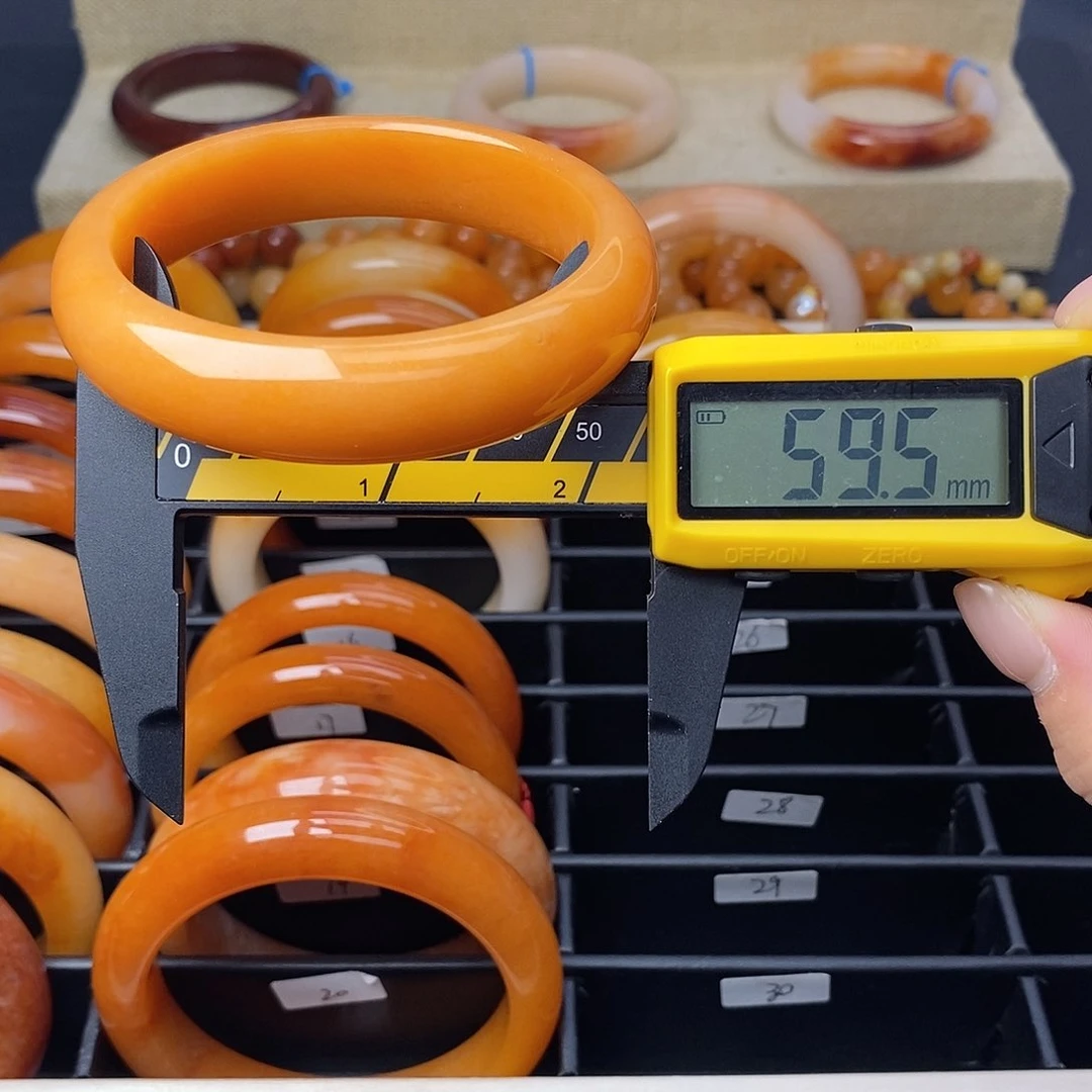 未镶嵌石英质玉（黄龙玉）手镯24号