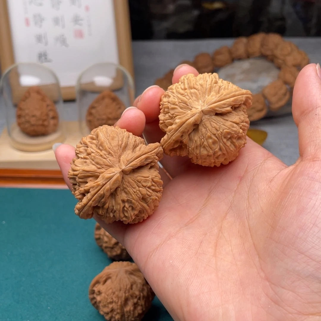 文玩核桃吊坠46尺大白狮