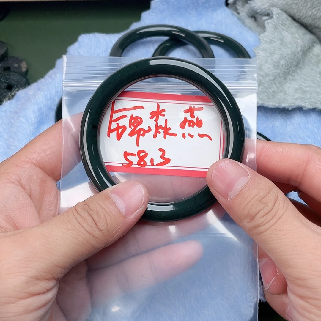 锦***燕和田玉未镶嵌手镯