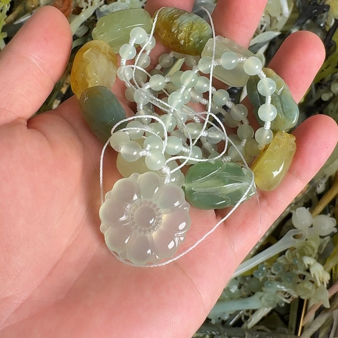 墨***笺未镶嵌蛇纹石玉颈饰