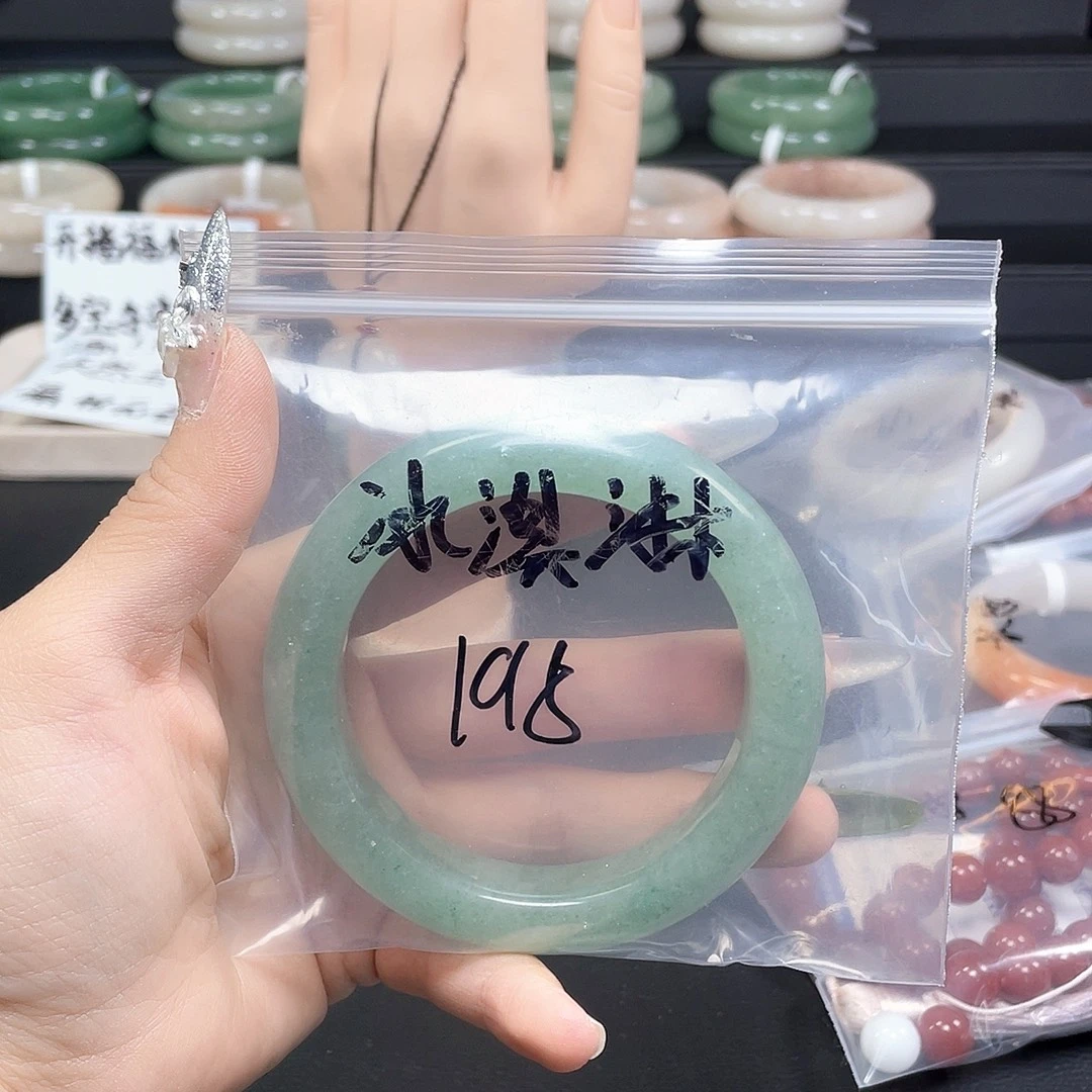 冰***淋石英岩玉未镶嵌手镯