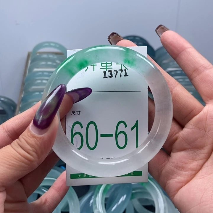 石英质玉手镯未镶嵌小*?