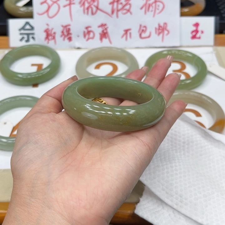 未镶嵌手镯石英质玉雅*?