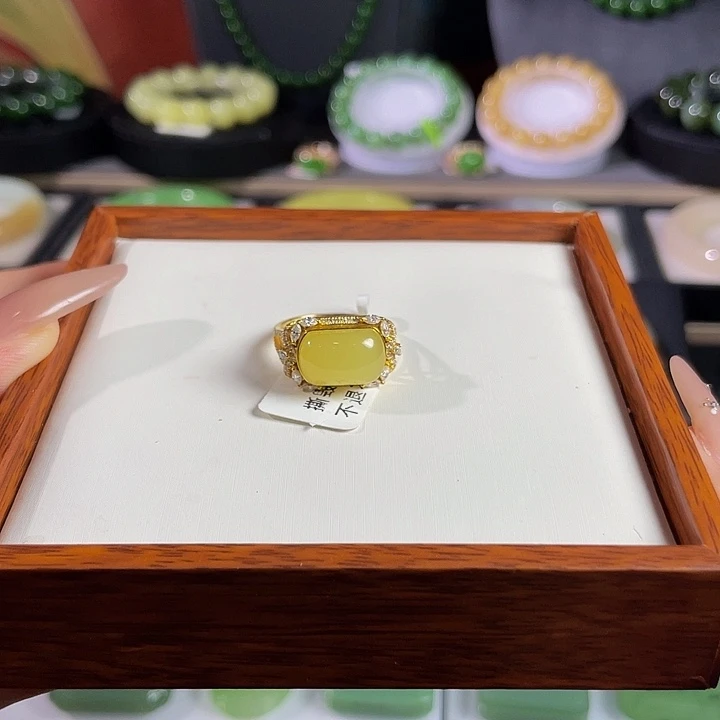 18K金镶嵌戒指和田玉