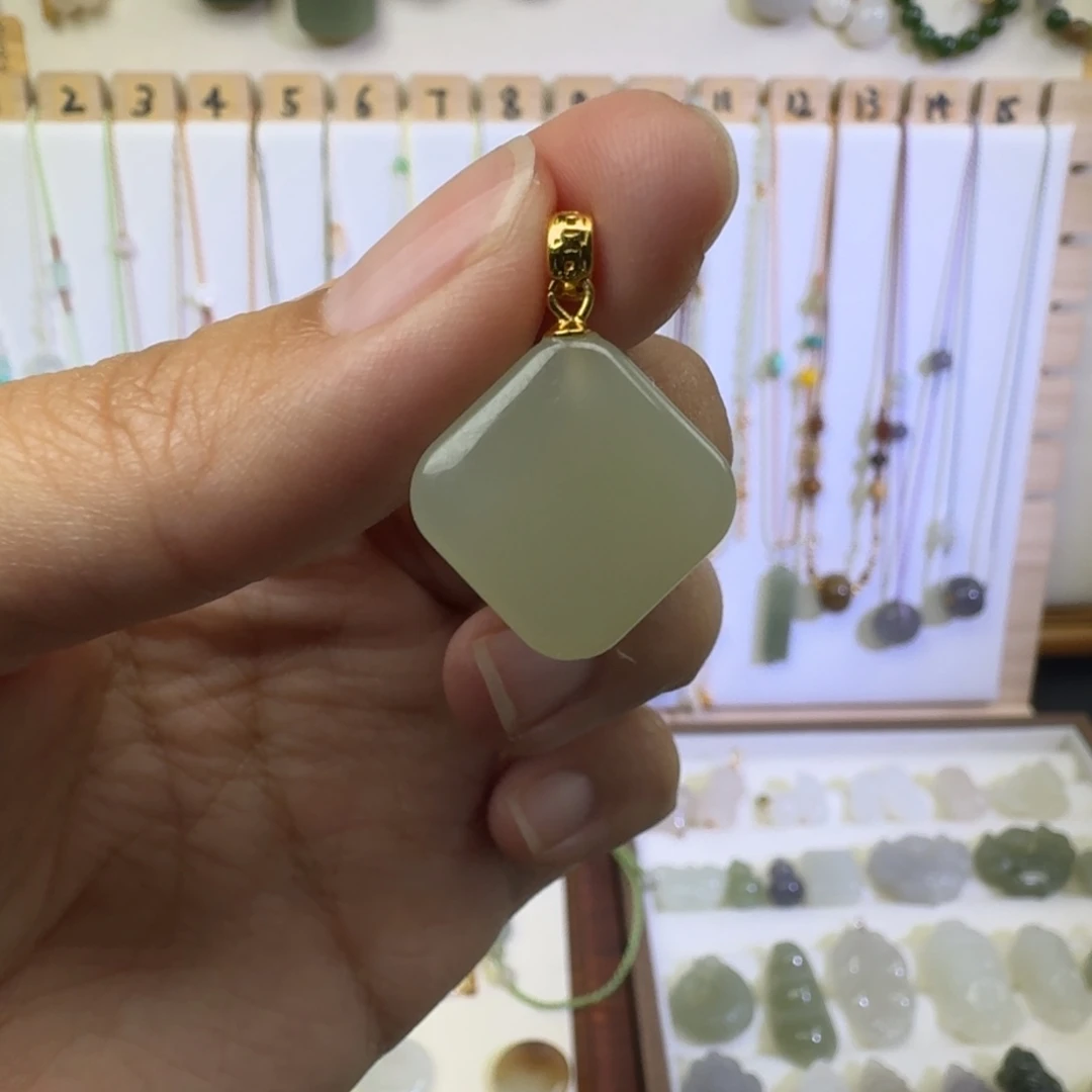 和田玉未镶嵌颈饰微瑕