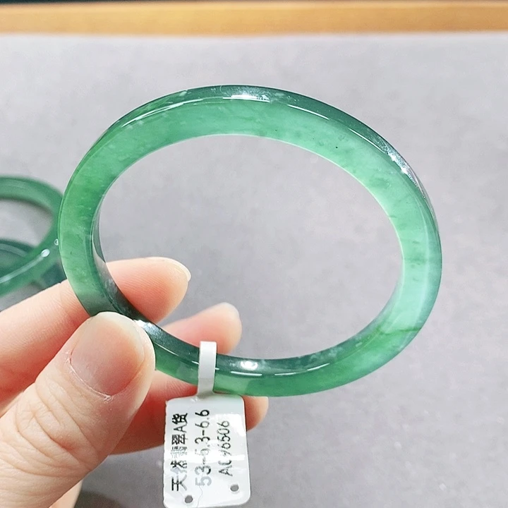 翡翠未镶嵌手镯（圆镯）