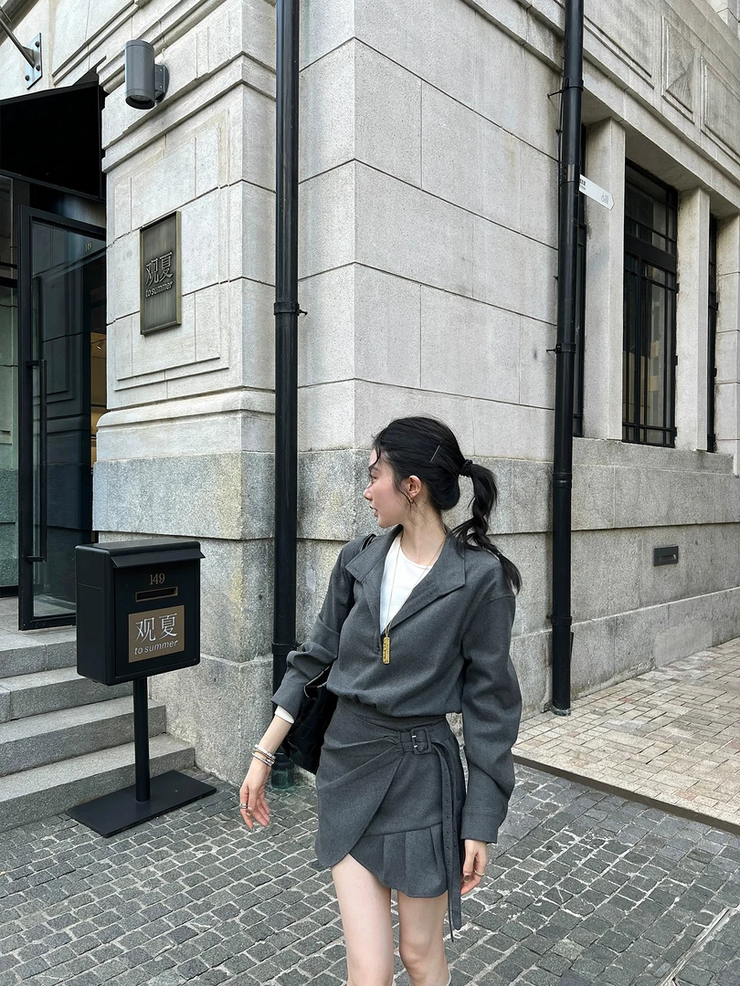 2025早秋新款设计感韩系立领连衣裙女法式收腰a字百褶短裙子