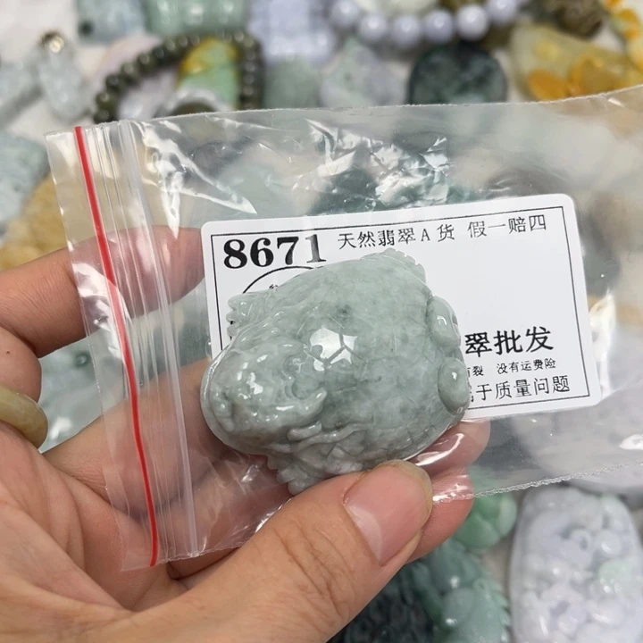 翡翠未镶嵌颈饰8671