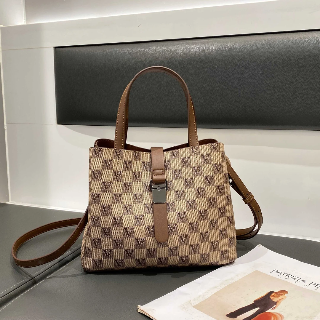 女士包包水桶包简约百搭风格子斜挎包肩包棋盘格软皮轻奢女包