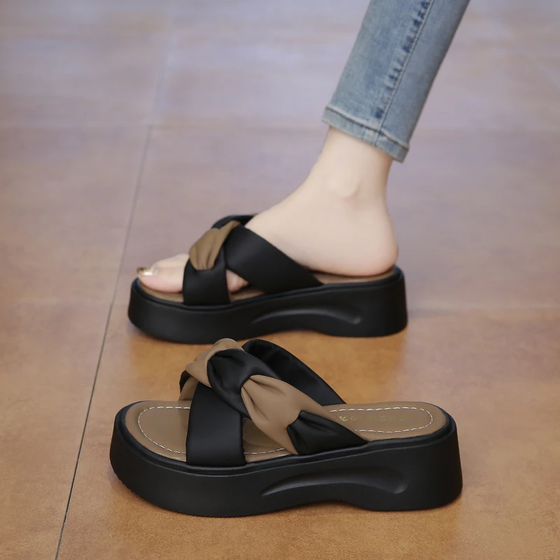 踩屎感厚底交叉凉拖鞋女夏季外穿2025新款休闲度假一字拖沙滩凉鞋