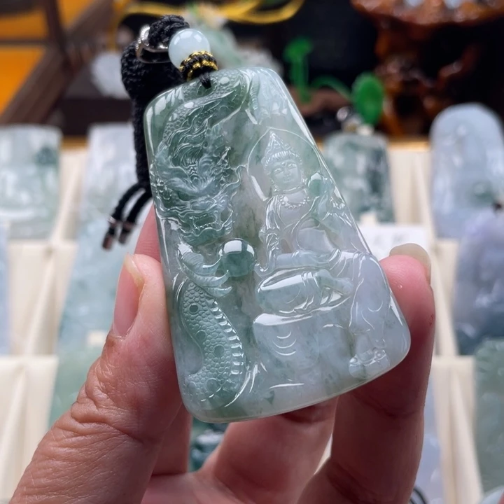 翡翠未镶嵌颈饰观音