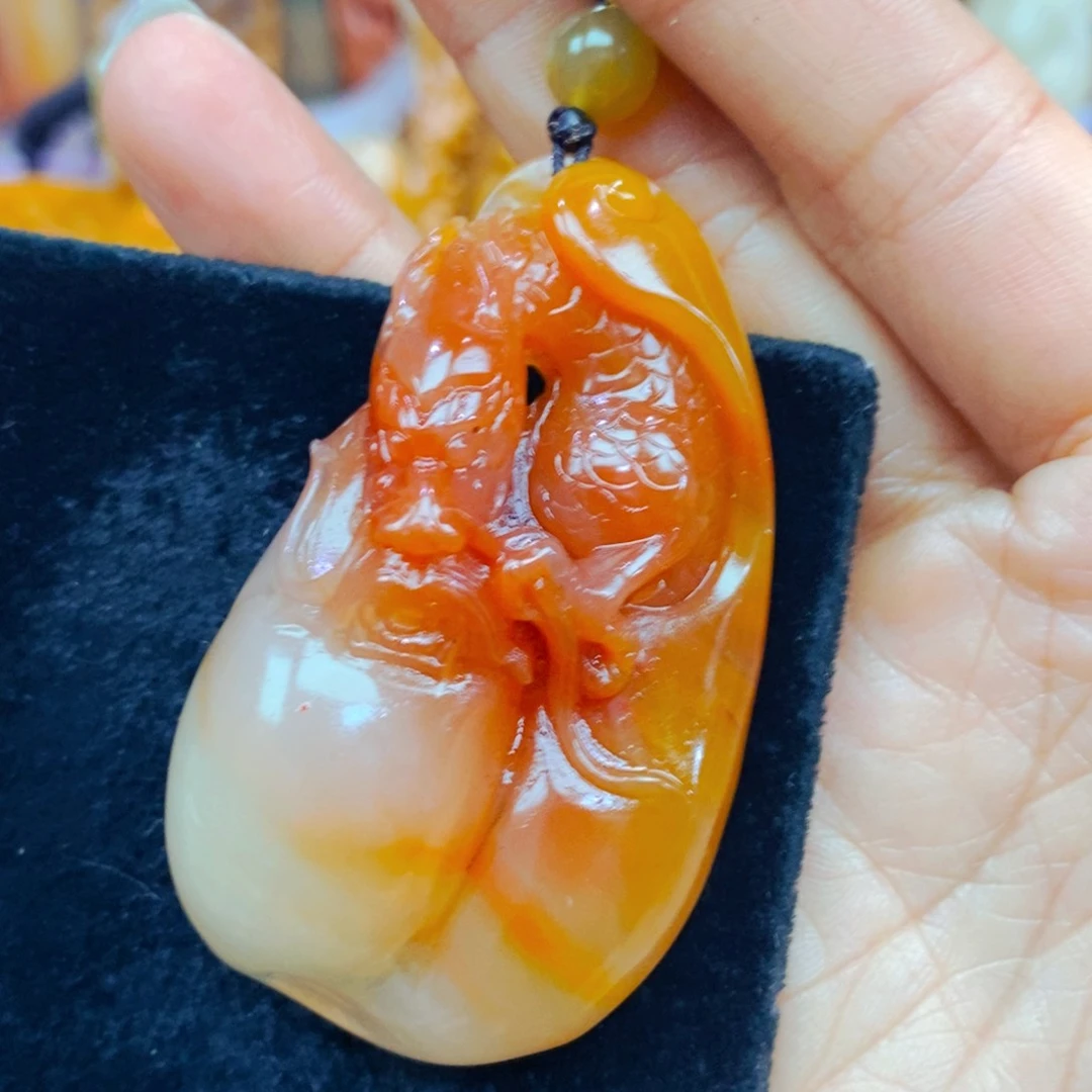 未镶嵌石英质玉（黄龙玉）颈饰