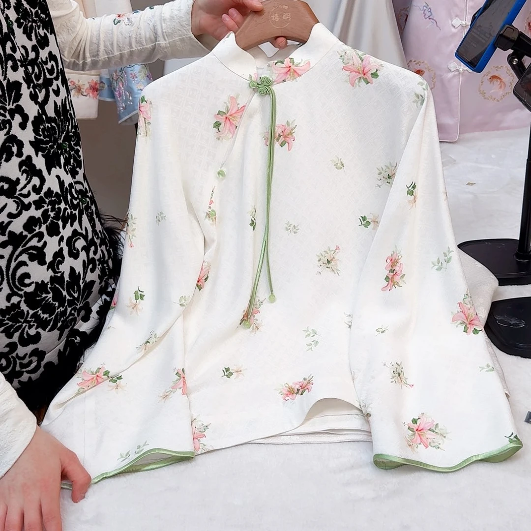 织绣真丝白色真丝上衣