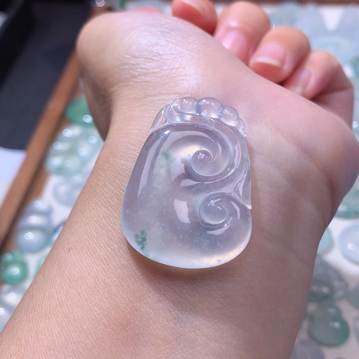 颈饰未镶嵌翡翠高冰飘花大如意