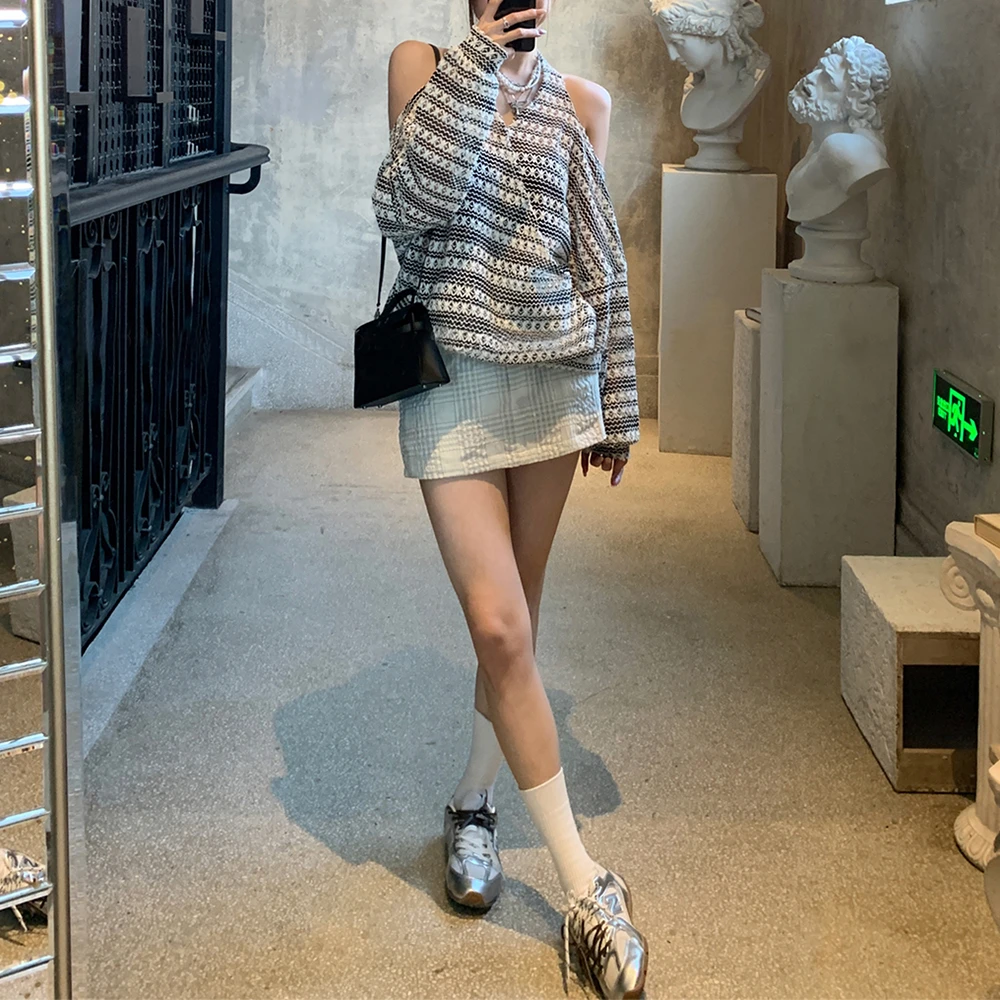 质感系 镂空针织条纹挂脖露背上衣设计女春秋新款百搭显瘦