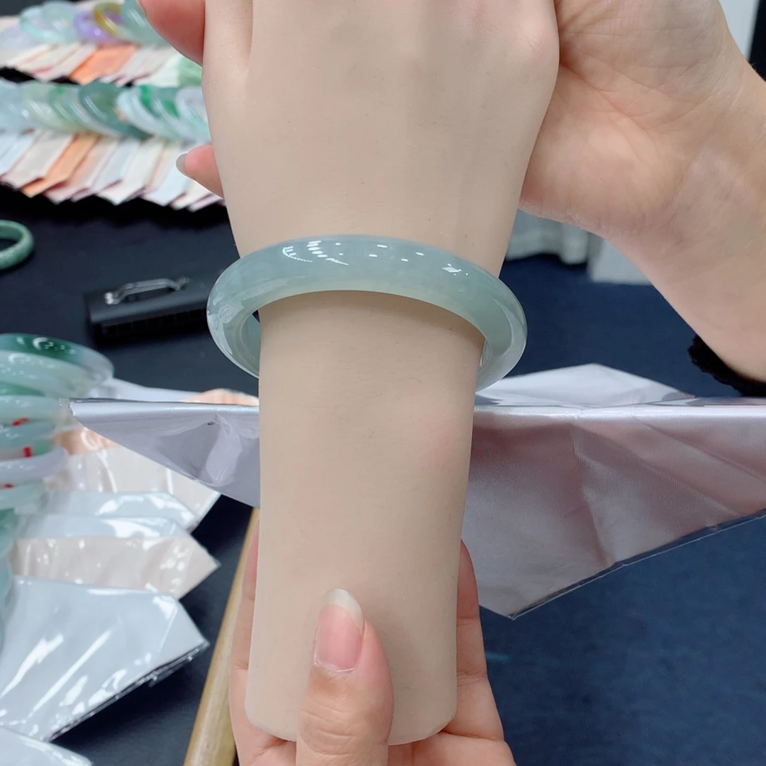翡翠未镶嵌手镯48小时