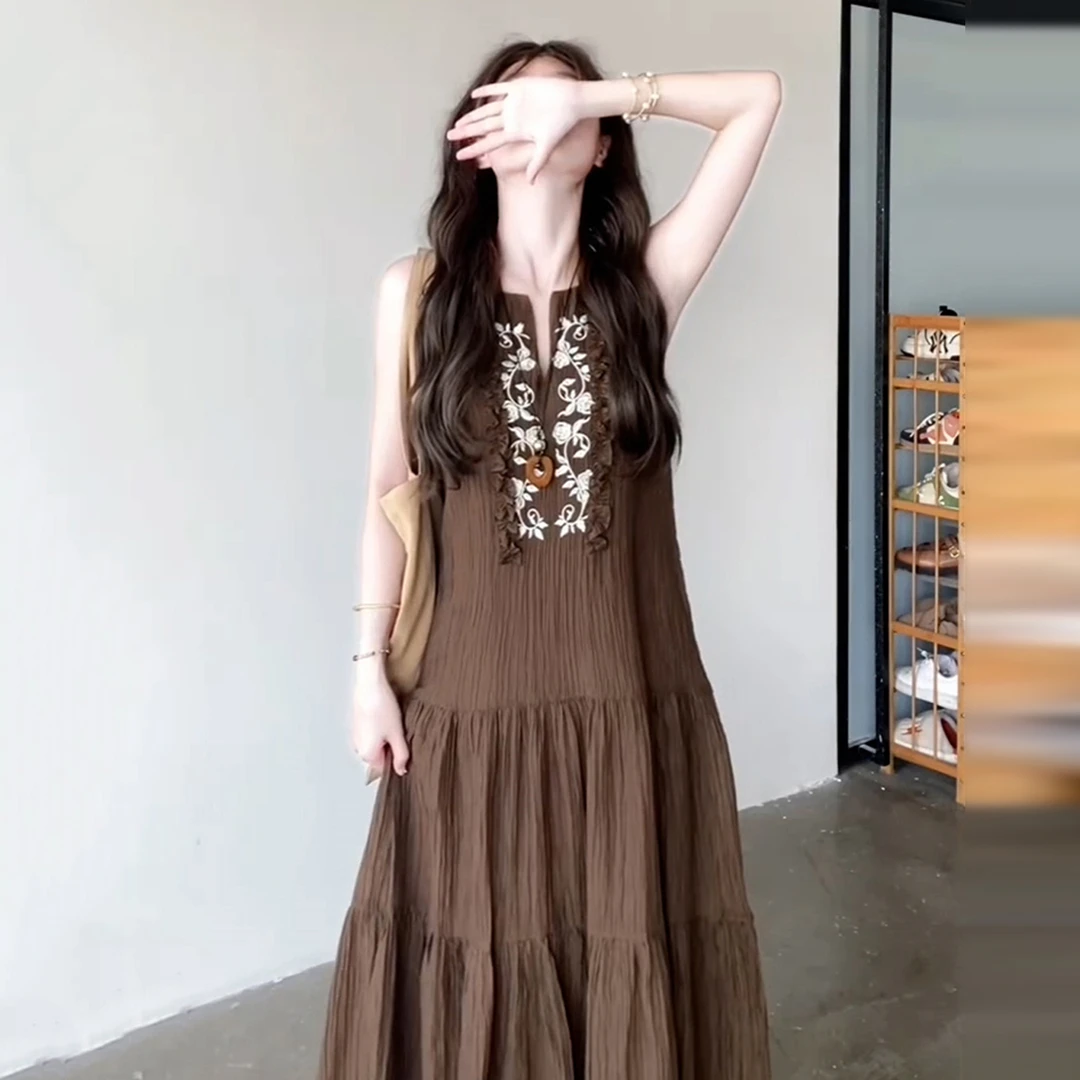 复古无袖咖色背心连衣裙2025新款民族风旅游穿搭绝美独特别致长裙