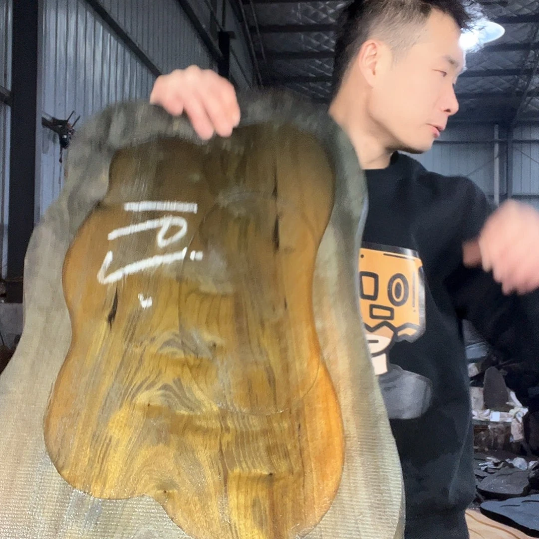 楠木初*芯客厅里看电视