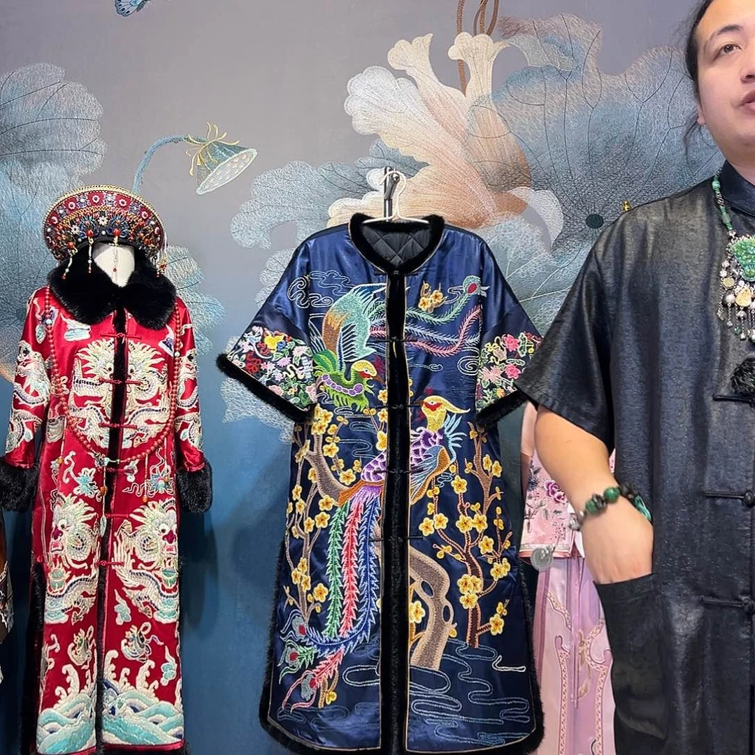 圆领中开前满绣打籽绣姐姐服