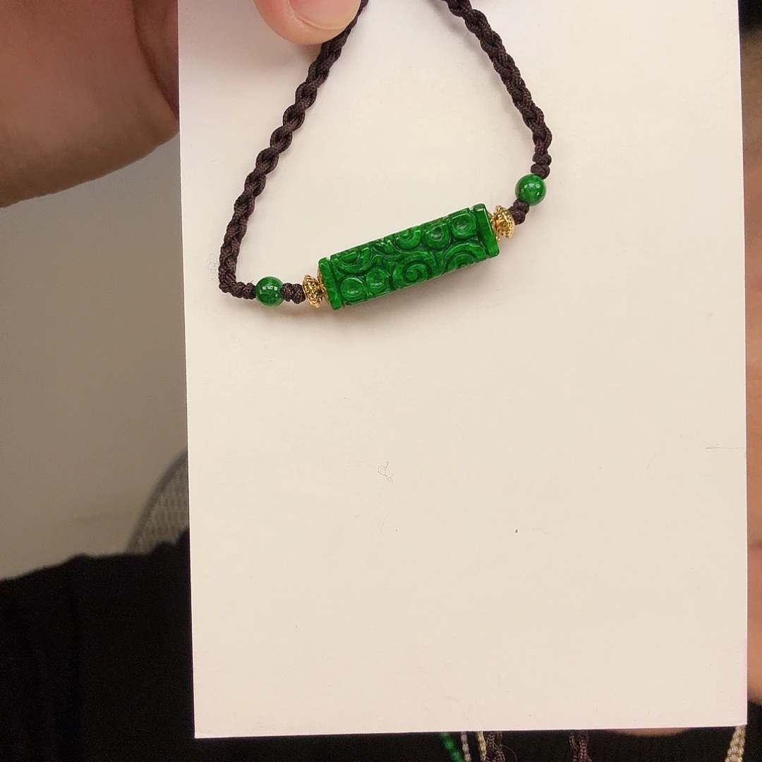 翡翠未镶嵌颈饰一件